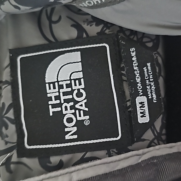 The north face silver puffer vest - Picture 4 of 8